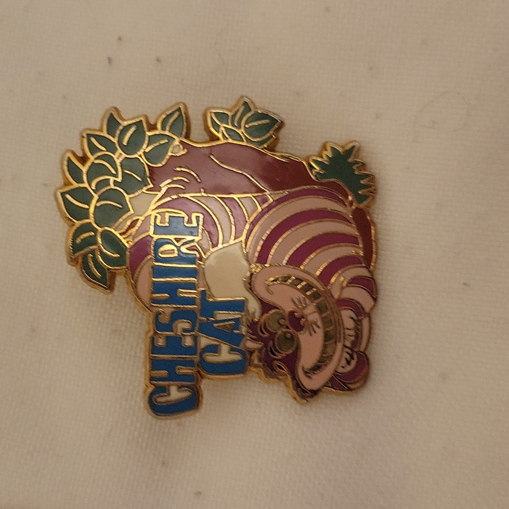 Vintage Cheshire Cat Alice in Wonderland Walt Disney 12 Months of Magic Pin - Picture 1 of 2